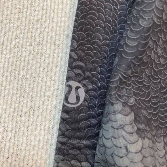 Lululemon Speed Tight II *Full-On Luxtreme- Snake. Full length leggings. Size 4 - Picture 4 of 9